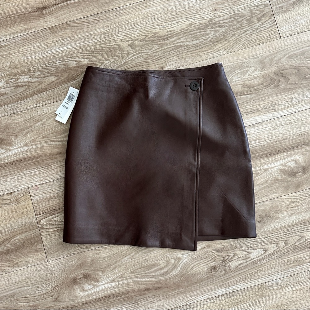 Aritzia Babaton vegan leather skirt